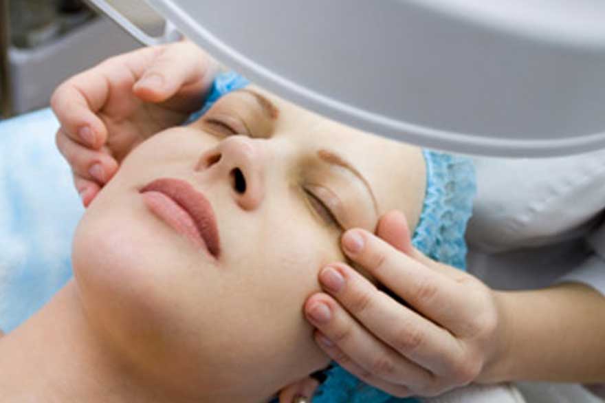 کربوکسی تراپی در مطب زیبایی دکتر رادا خانیان